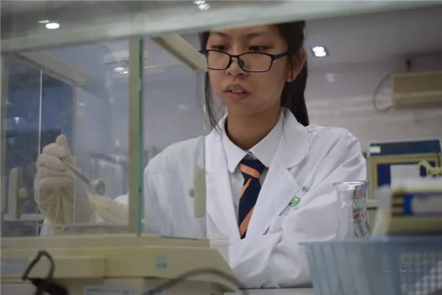 HFI学生做实验 HFI学生做实验