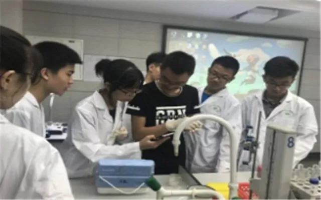 HFI参赛队员讨论实验结果 HFI参赛队员讨论实验结果