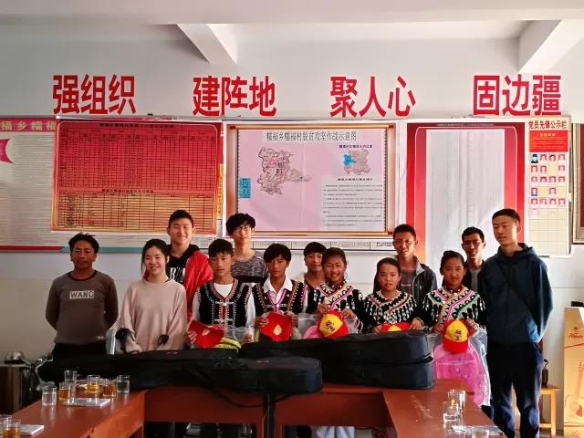 华附国际部学生与资助学生合影